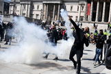 Manifestantes se enfrentan a la polica en Londres.