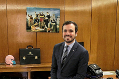 El ministro de Consumo, Alberto Garzn, en su despacho con una imagen al fondo