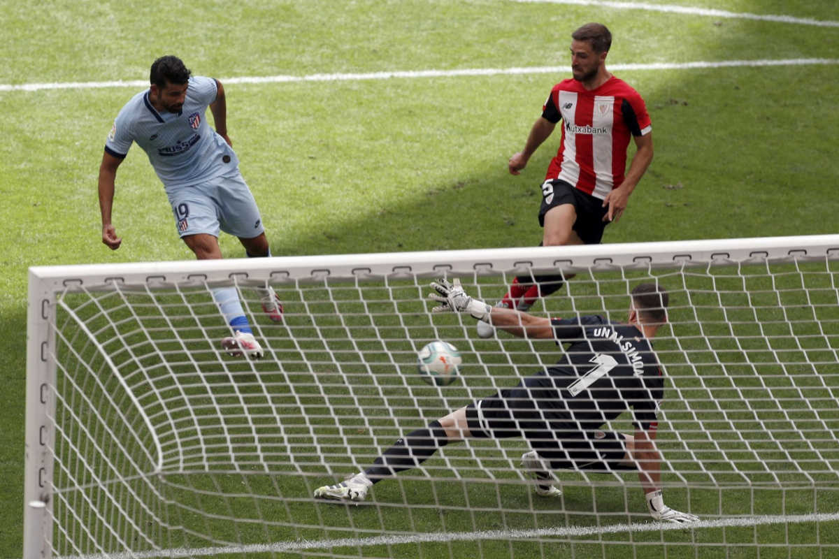Diego Costa engaa a Unai Simn en la jugada del gol.