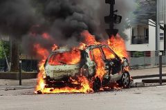 Un coche arde en Dijn tras los disturbios entre magrebes y chechenos