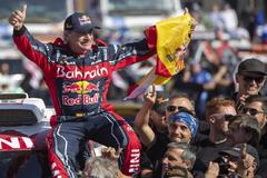 Carlos Sainz celebra su victoria en el ltimo Dakar.