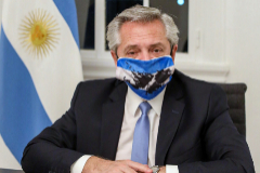 El presidente argentino, Alberto Fernndez, utiliza una mascarilla con un mapa de las Islas Malvinas.