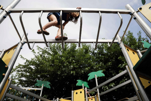 Una nia juega en uno de los parques infantiles reabiertos desde el lunes en Valencia.