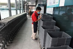 Un trabajador desinfecta un supermercado en Pekn.