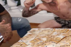 Uno de los miembros del clan de los Juncos junto a una mesa cubierta de billetes de 50 euros en una fotografa que subi a sus redes sociales.