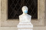 Un busto con mascarilla por el coronavirus en Roma.