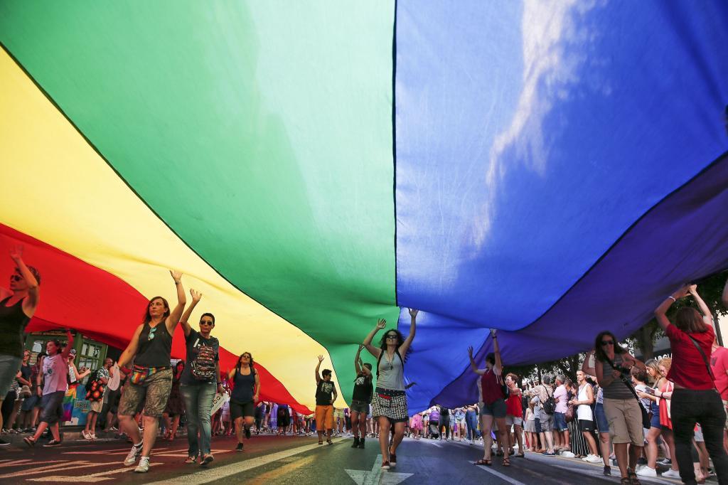 Bandera arco iris durante el desfile del Orgullo Gay.