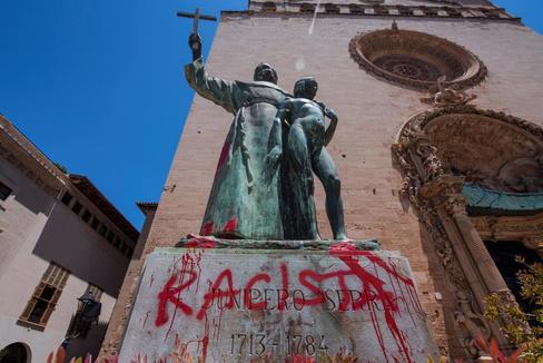 Estatua de fray Junpero Serra en Palma que ayer fue pintada