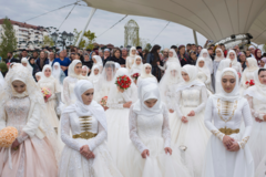 Mujeres chechenas esperan a sus parejas, en 2018.