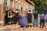 Los bomberos recuperan los cadveres de la mujer y sus dos hijos fallecidos en Albizzate tras caerles encima una cornisa.