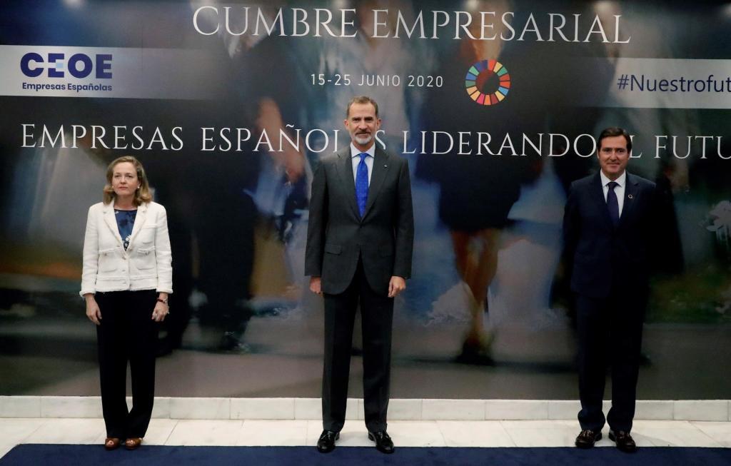 La ministra de Economa Nadia Calvio junto al Rey Felipe VI y el presidente de CEOE, Antonio Garamendi, en la clausura de la Cumbre empresarial