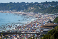Miles de personas aprovechan la ola de calor en Reino Unido para acudir a la playa en Bournemouth, este jueves.