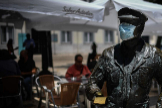 Una estatua con mascarilla, en el centro de Lisboa.