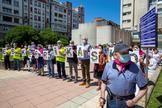 Pensionistas vascos se manifiestan en Vitoria para mostrar su apoyo a los sanitarios.