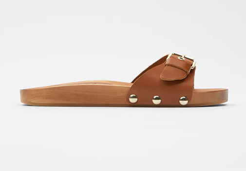 Sandalias planas con hebilla y suela de madera. Son de Zara y estn rebajadas, cuestan 29,99 euros.