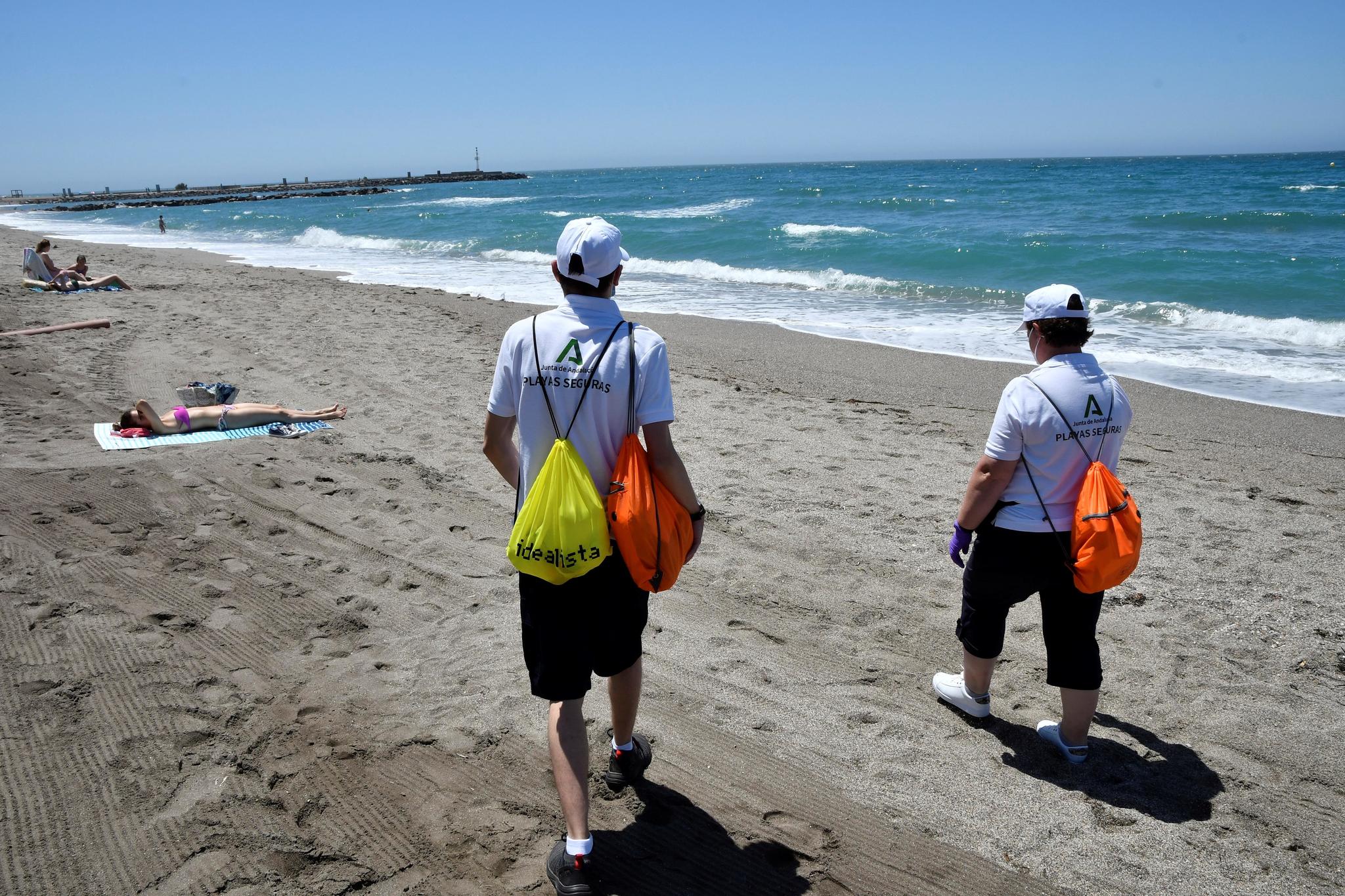 Dos vigilantes contratados por la Junta, el pasado junio en la playa de El Zapillo.