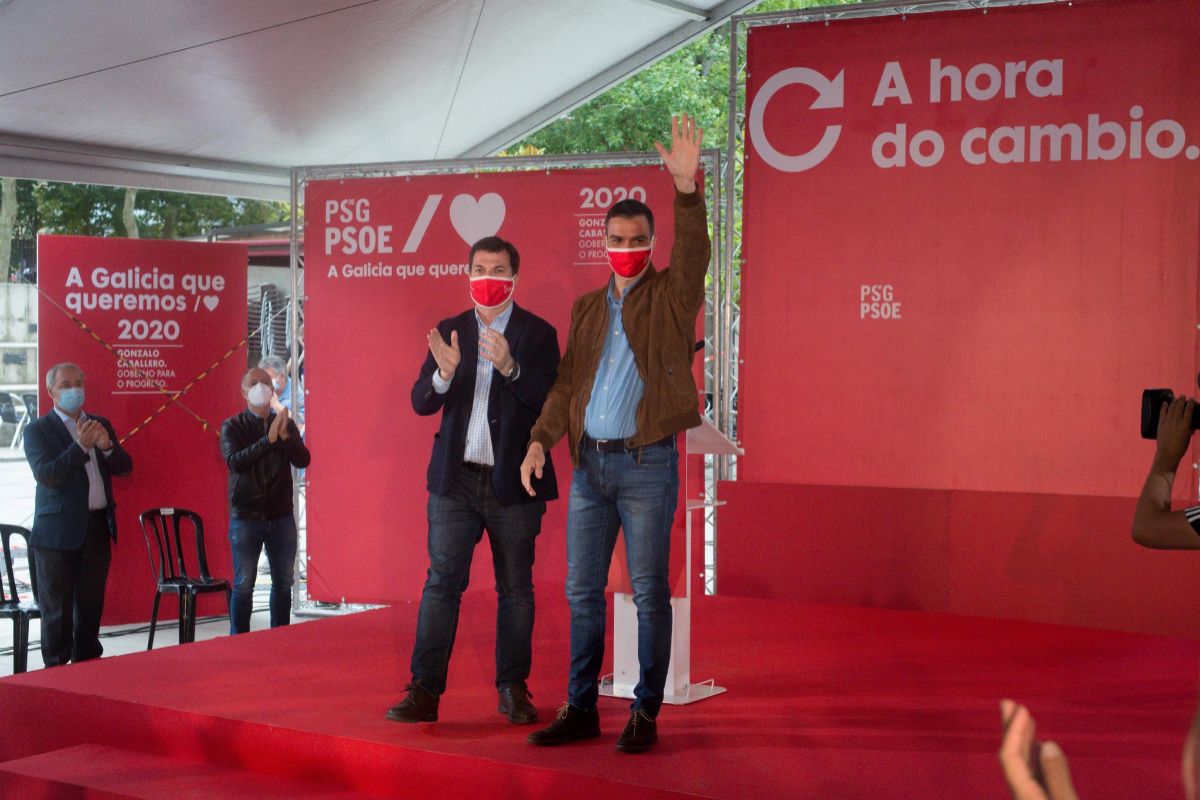 El secretario general del PSOE, Pedro Snchez, saluda a los asistentes, este sbado, antes de comenzar un mitin, en Orense.