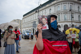 Un partidario del presidente Duda hace campaa en Varsovia.