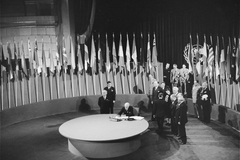 Firma de la carta fundacional de la ONU, el 26 de junio de 1945.