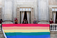 El Ayuntamiento de Barcelona ha colgado este domingo, Da del Orgullo 2020, la bandera LGBTI en la fachada del consistorio para defender y reivindicar los derechos y libertades del colectivo.