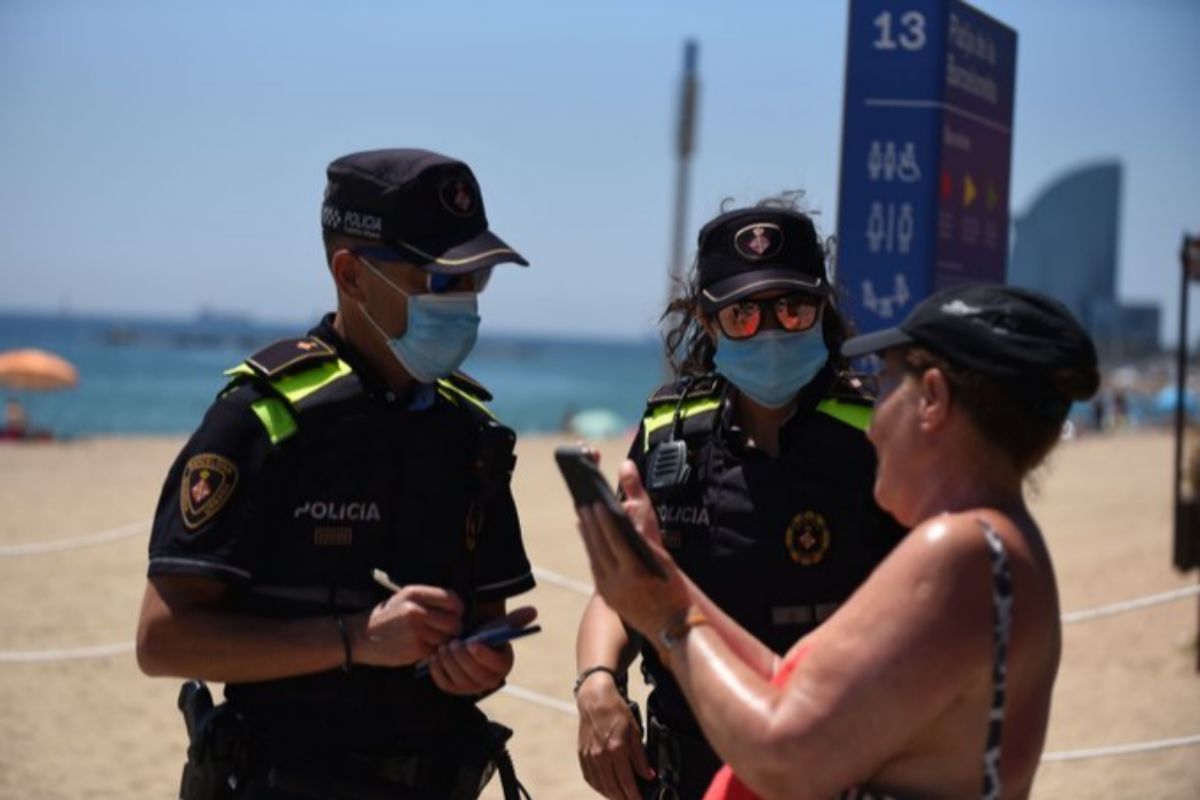 Agentes de la Guardia Urbana en la playa de Barcelona