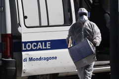 Un sanitario con EPI contra el coronavirus trabaja en el brote de Mondragone.