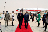 El presidente del Gobierno, Pedro Snchez (izqda.), a su llegada, este martes, a Mauritania.