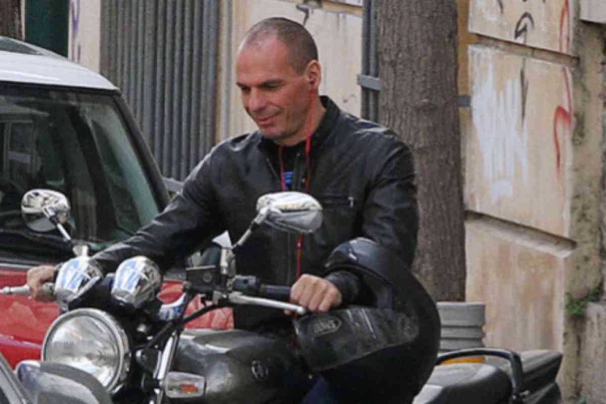 Con su cazadora de cuero y su moto de gran cilindrada, en una imagen de 2015 tomada en Atenas.