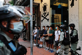 La polica hace controles durante las marchas prohibidas en Hong Kong.