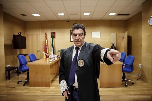 El juez Emilio Calatayud, en su juzgado de Menores de Granada.