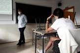 Una alumna de clases de refuerzo en un instituto de Paracuellos (Madrid).