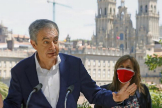 Jos Luis Rodrguez Zapatero, junto al candidato socialista a la Xunta, Gonzalo Caballero, en Santiago de Compostela.