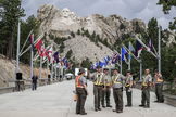 Varios trabajadores preparan el acto frente al Monte Rushmore.