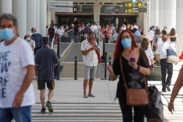 Los viajeros se protegen del coronavirus con mascarillas en el aeropuerto de Palma de Mallorca