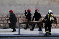 Agentes de la Ertzaintza y del cuerpo de bomberos, durante las protestas en San Sebastin