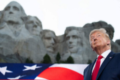 El presidente de EEUU, Donald Trump, se fotografa con el Monte Rushmore de fondo en Keystone (Dakota del Sur).