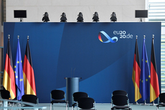 Banderas europeas y alemanas, en el estreno de la Presidencia germana en Berln.