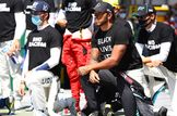 Lewis Hamilton y Pierre Gasly se arrodillan al inicio del GP de Frmula 1en  Austria en solidaridad con el movimiento antirracista "Black Lives Matter"