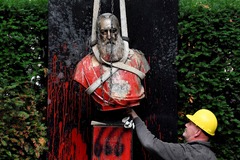 Un empleado colabora en la retirada de la estatua de Leopoldo II, en Blgica, objeto de ataques.