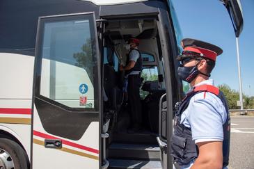 Control policial en la carretera N-240, en el Segri (Lrida), utilizada para ir a las playas de Tarragona.