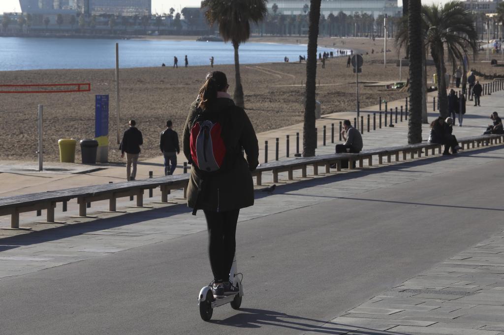 Una persona circula en patinete hace meses por Barcelona
