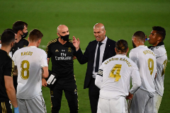 Zidane da instrucciones a sus jugadores durante una pausa.