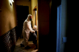 Un voluntario traslada a una anciana de una residencia en Barcelona al hospital en pleno pico de la pandemia de la Covid-19.