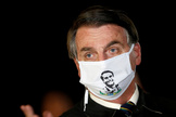 El presidente brasileo, con una mascarilla con su cara dibujada.