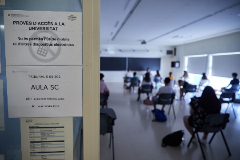 Un grupo de alumnos realiza la Selectividad en la Facultad de Derecho de la Universidad de Girona.