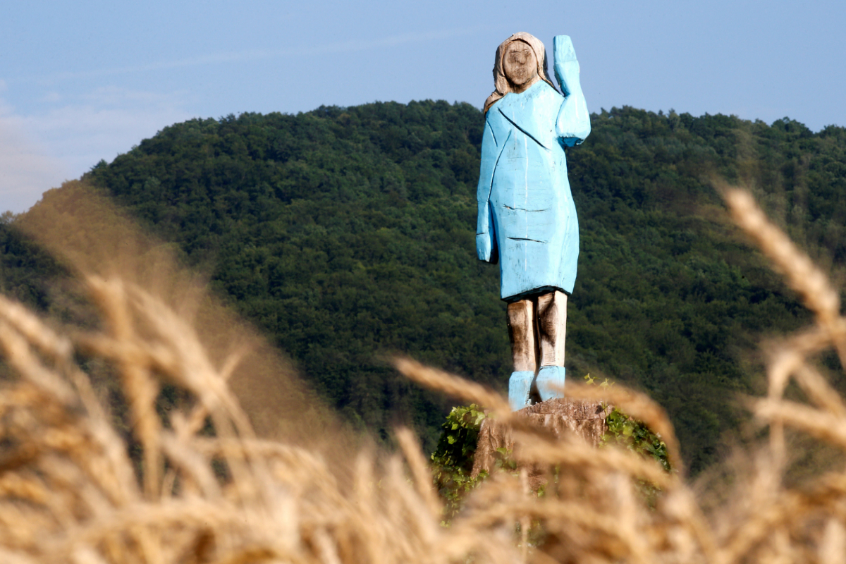 Estatua de madera de Melania Trump cerca de Sevnica, su pueblo natal.