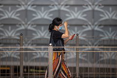 Una mujer con mascarilla pasea en Hong Kong.