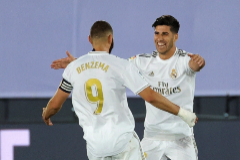 Benzema y Asensio, autores de los goles del Madrid, celebran el 2-0.