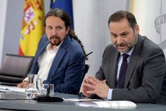 El vicepresidente segundo, Pablo Iglesias, y el ministro de Transportes, Jos Luis balos, el pasado martes en rueda de prensa en Moncloa.