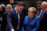 Pedro Snchez conversa con ngela Merkel en un Consejo Europeo en Bruselas.